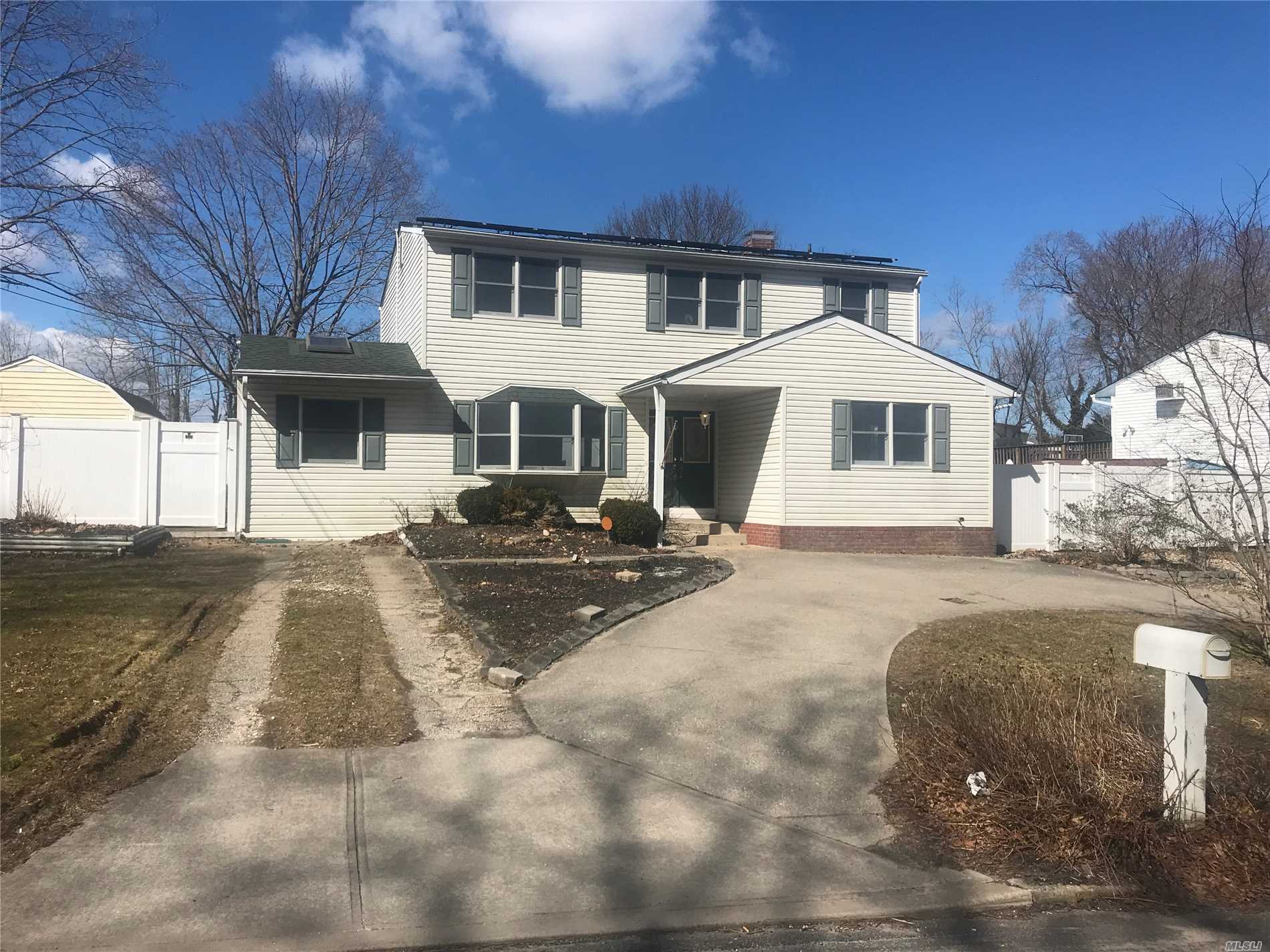 #1 photo, 44 S Howell Avenue, サフォーク郡 Farmingville , NY 11738