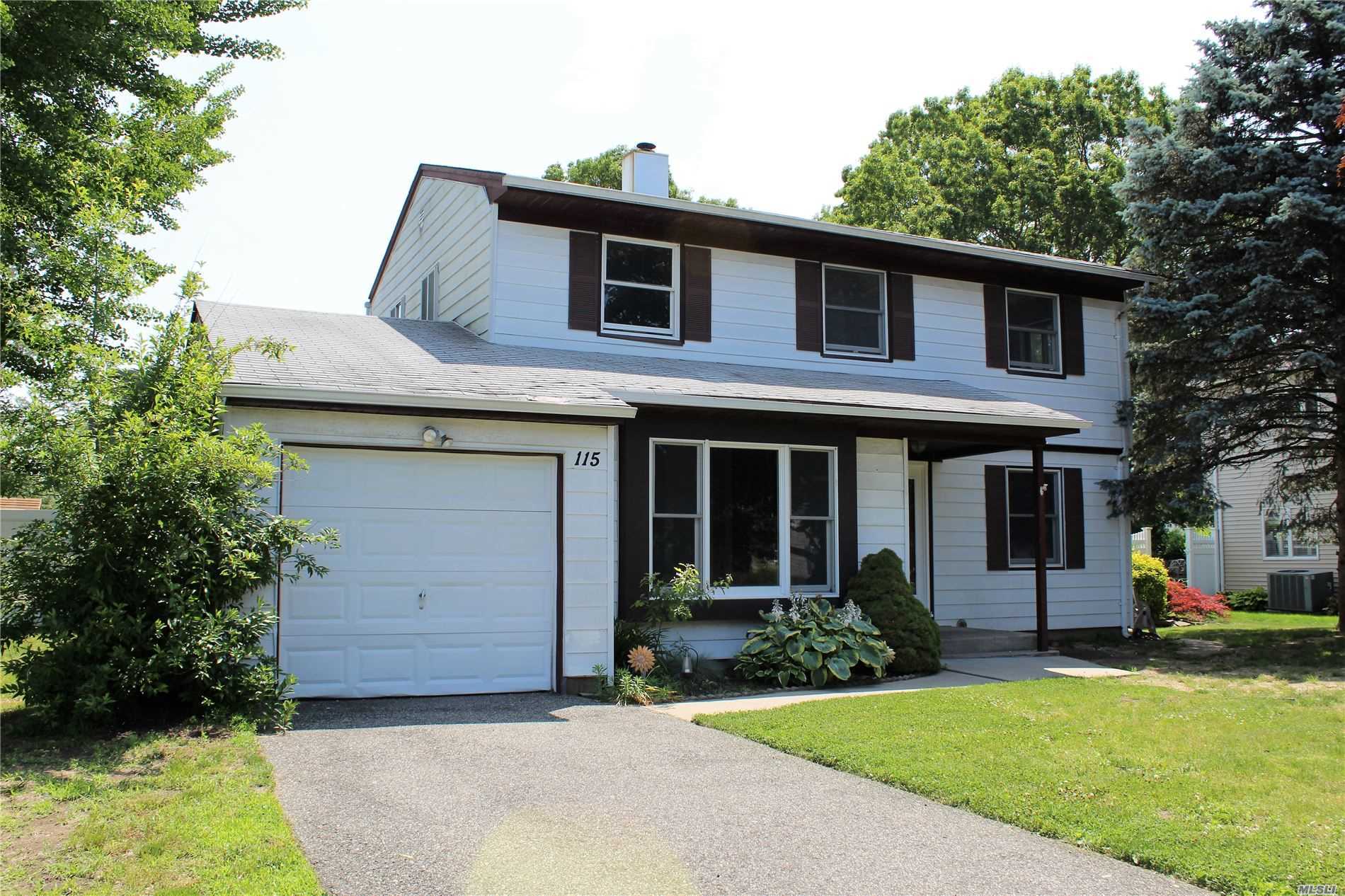 #1 photo, 115 Greenbelt Parkway, Holbrook , NY 11741