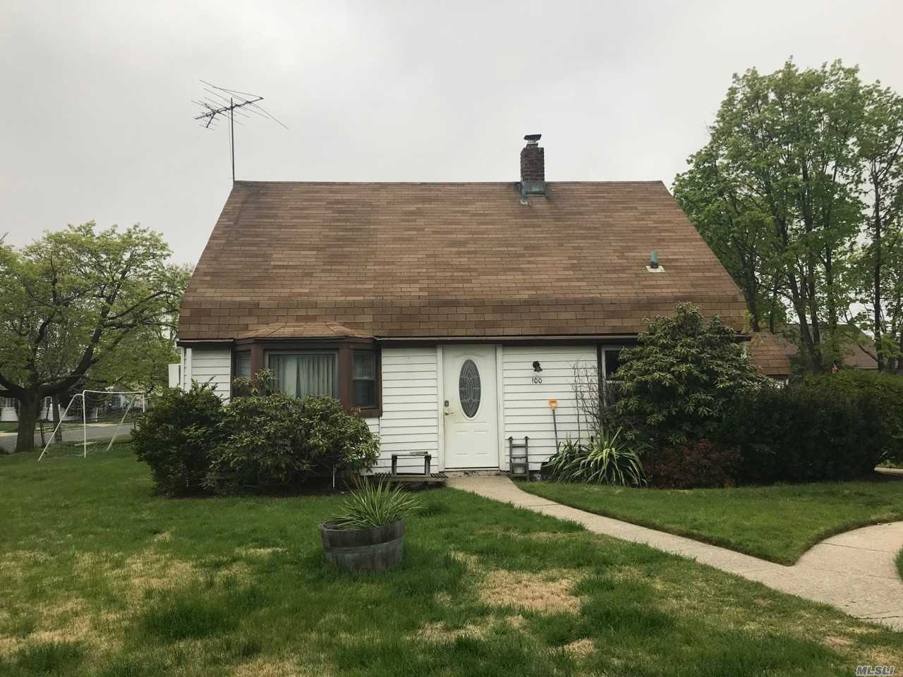 #1 photo, 100 Barnyard Lane, 长岛 Levittown , NY 11756