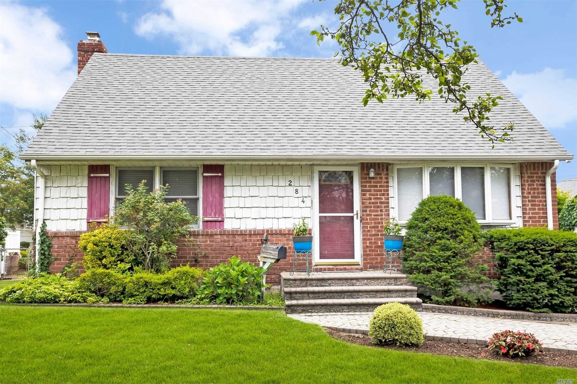 #1 photo, 284 Arlington Street, Mineola , NY 11501