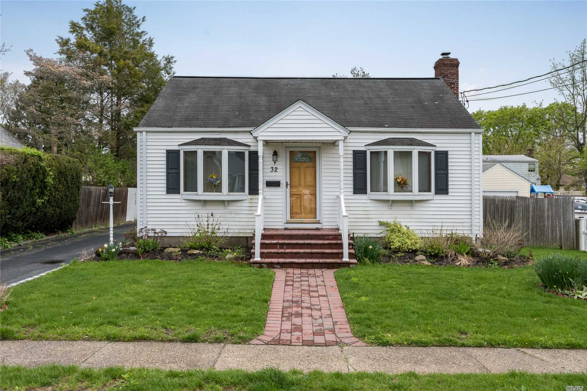 #1 photo, 32 Leyden Street, सफ़ोक काउंटी Huntington Station , NY 11746