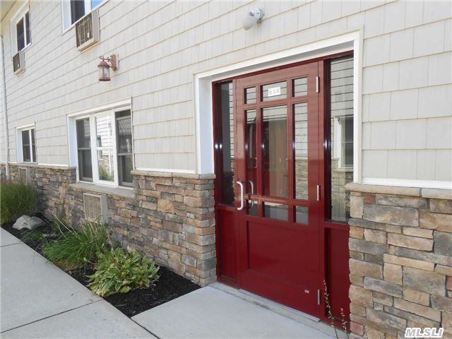 #1 photo, 490 Main Street, Farmingdale , NY 11735