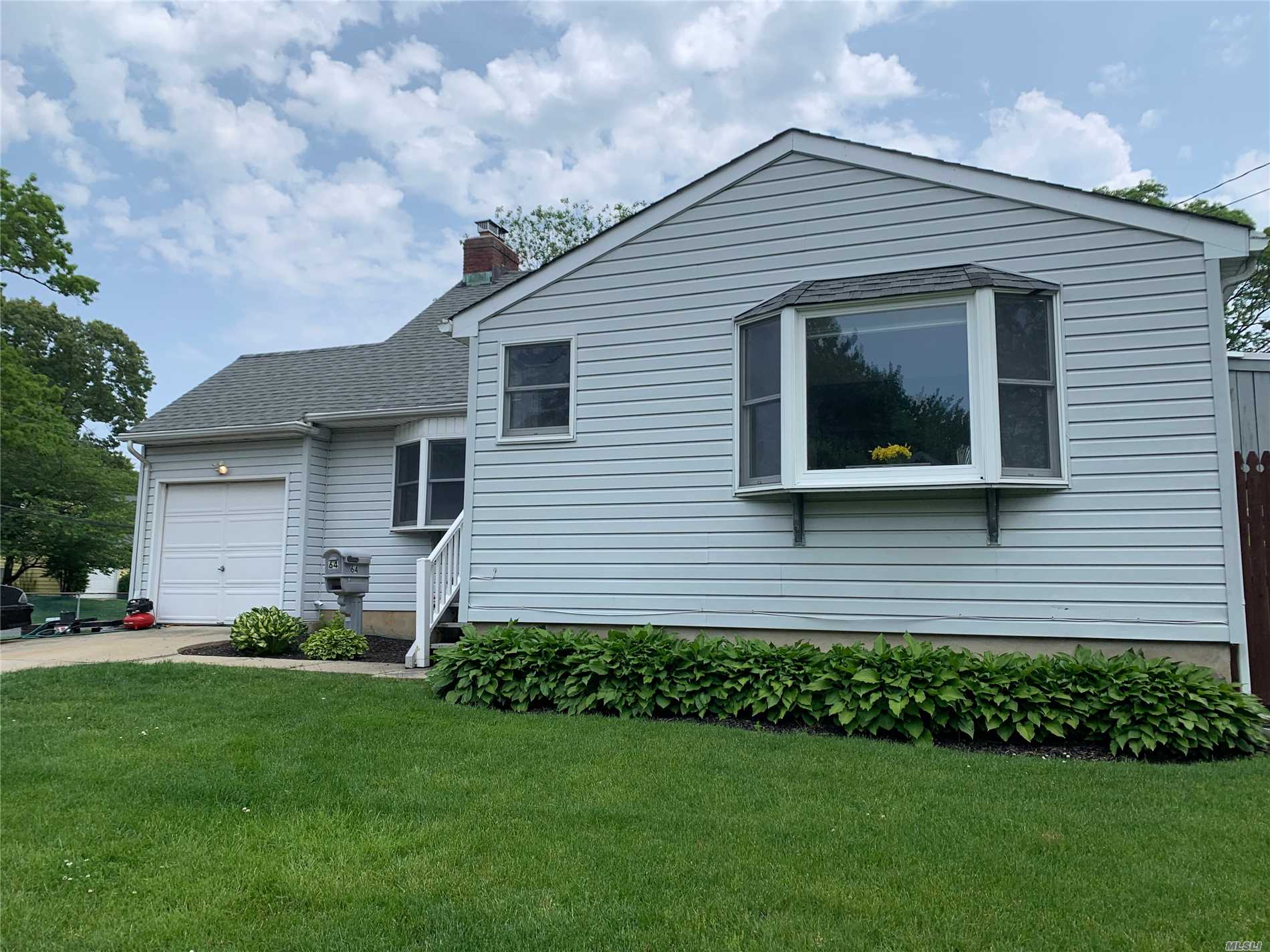 #1 photo, 64 Pond Place, سوفولك Babylon , NY 11702