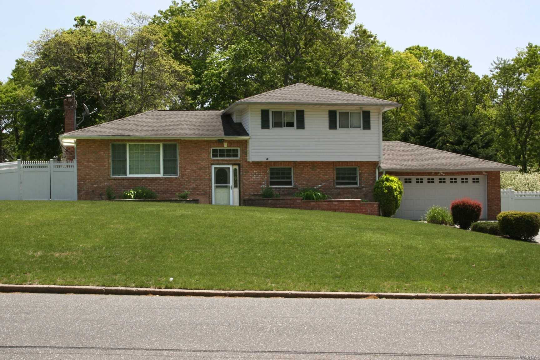 #1 photo, 30 Lolly Lane, מחוז סאפוק Centereach , NY 11720