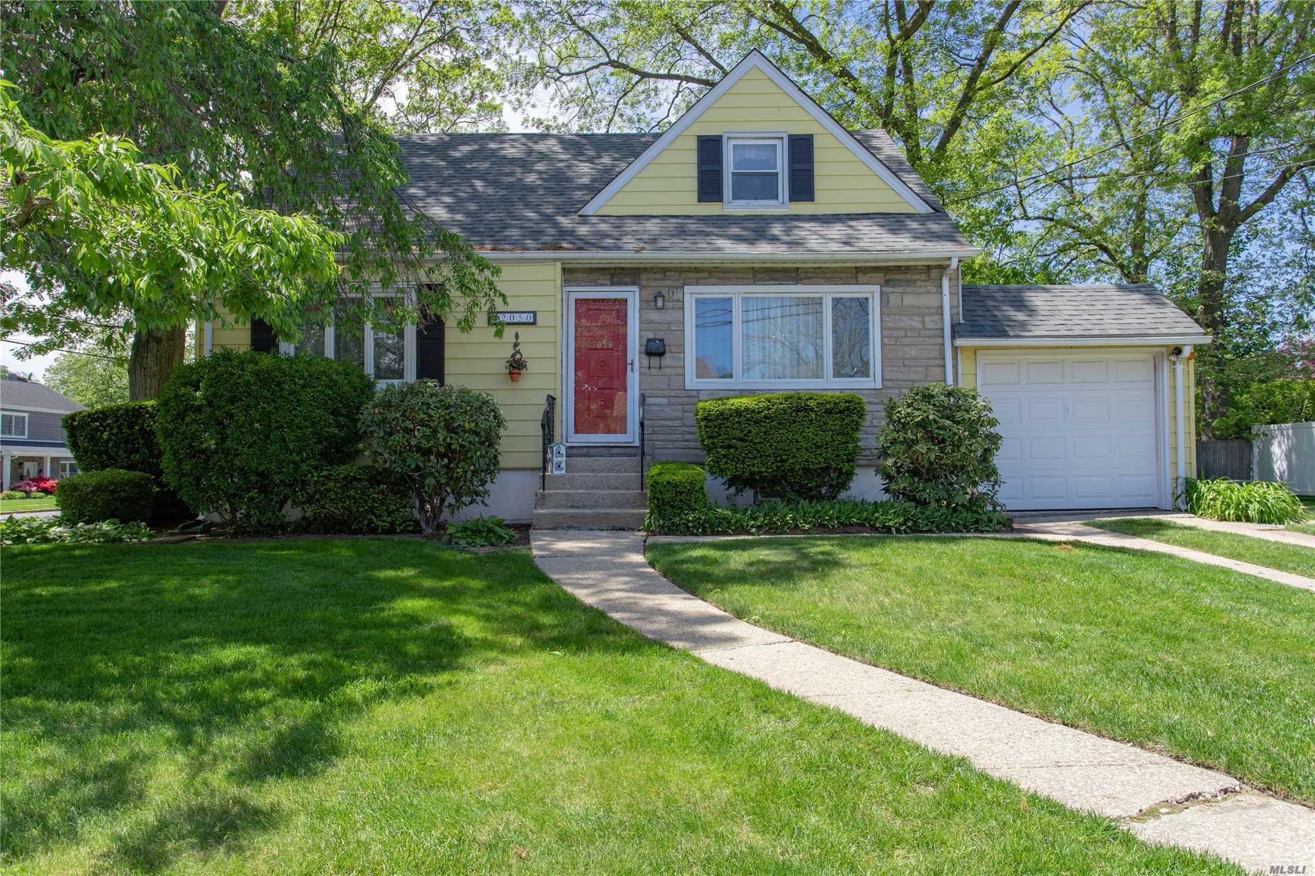 #1 photo, 2050 Freeman Avenue, Bellmore , NY 11710