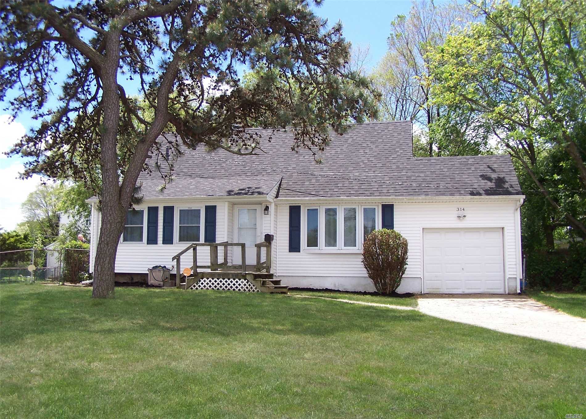 #1 photo, 314 Madison Avenue, Brentwood , NY 11717