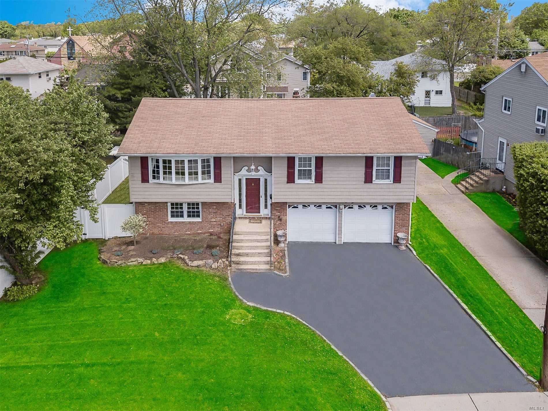 #1 photo, 1378 Wooded Lane, Нассау ‖ Seaford , NY 11783