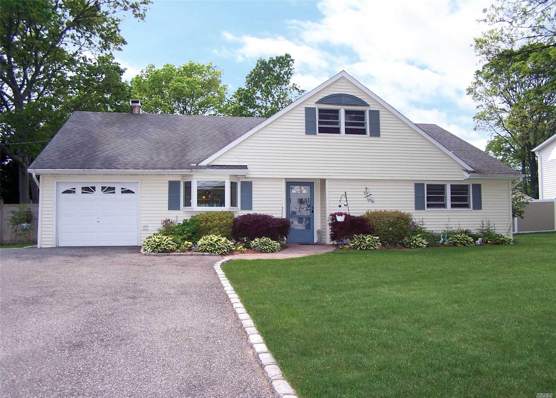 #1 photo, 1016 Grundy Avenue, سوفولك Holbrook , NY 11741