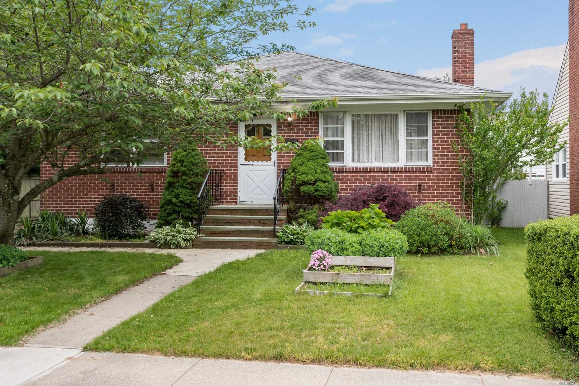 #1 photo, 1560 Baker Avenue, Нассау ‖ Merrick , NY 11566