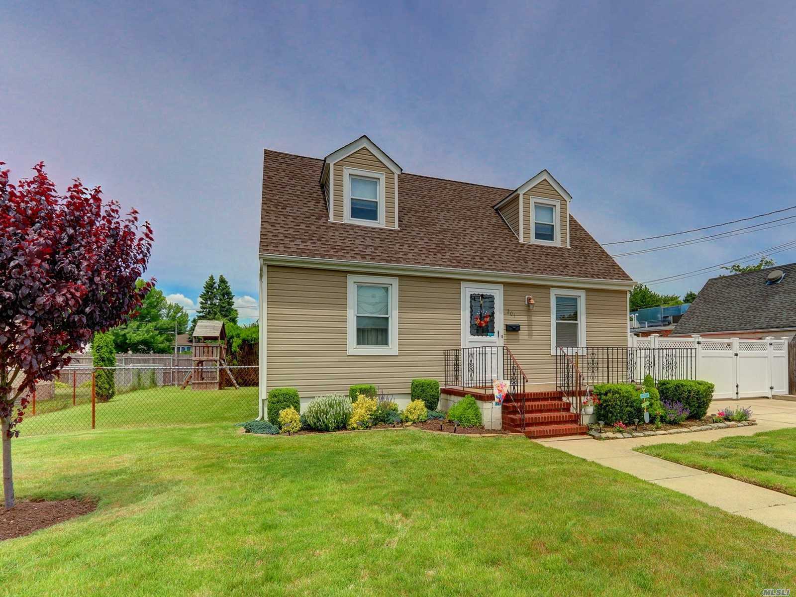 #1 photo, 201 N Wisconsin Avenue, North Massapequa , NY 11758