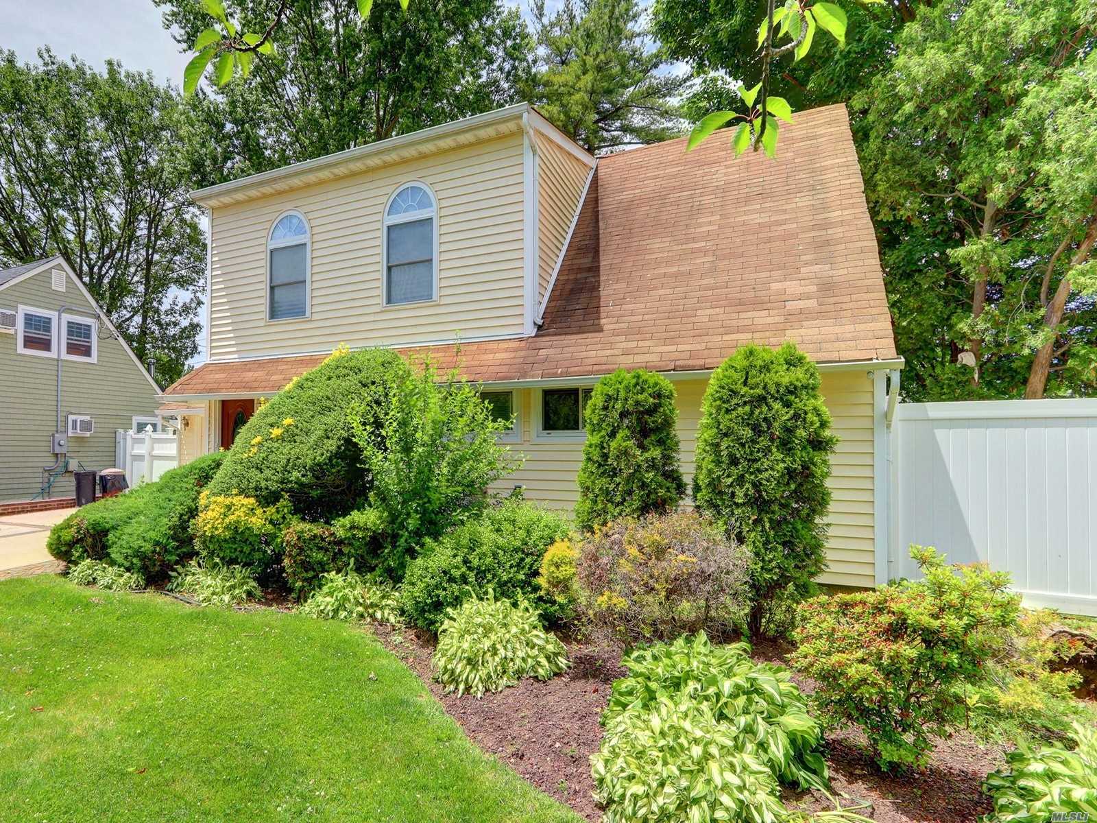 #1 photo, 10 Wildflower Lane, Wantagh , NY 11793