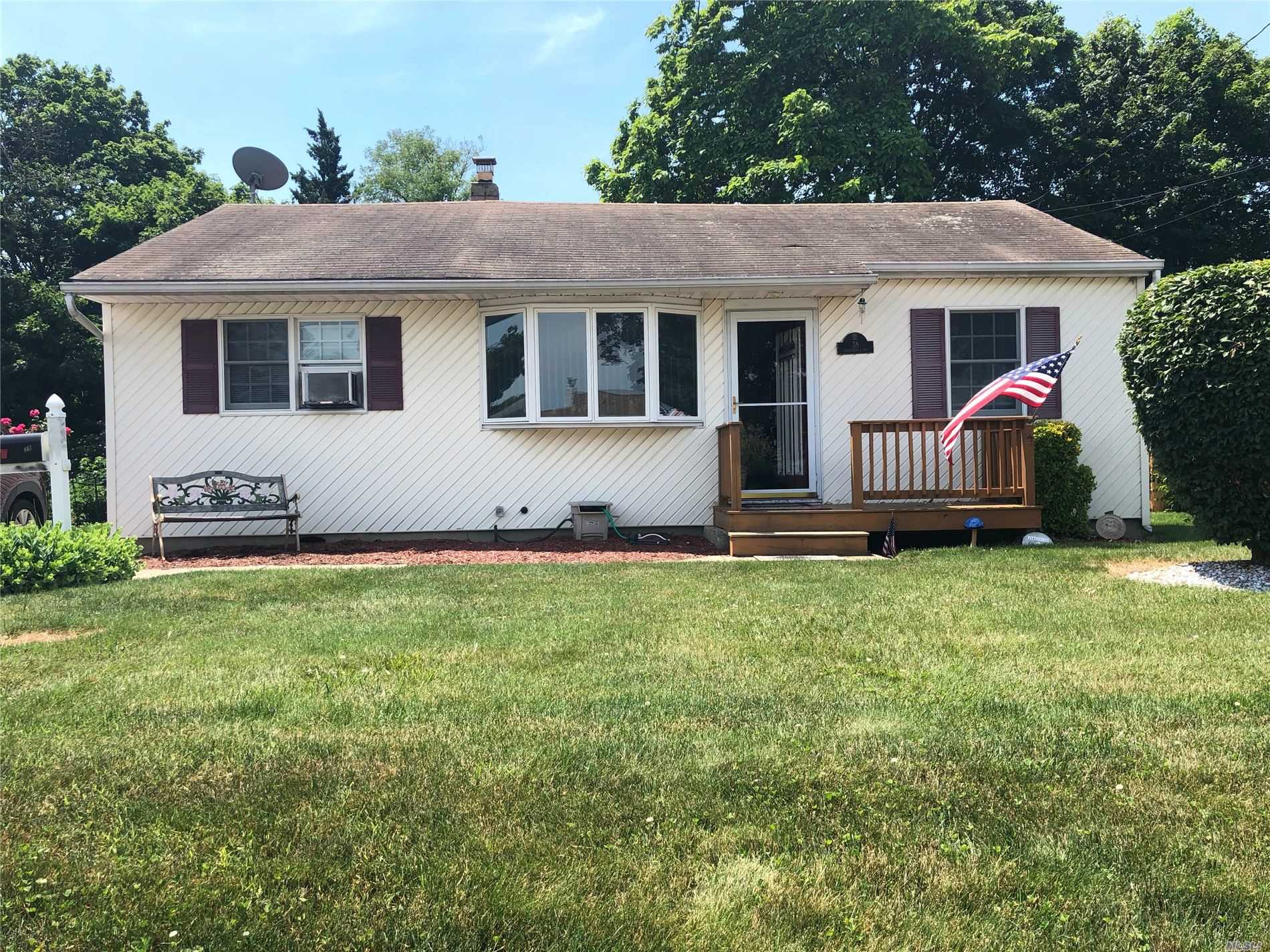 #1 photo, 38 Cherubina Lane, North Babylon , NY 11703