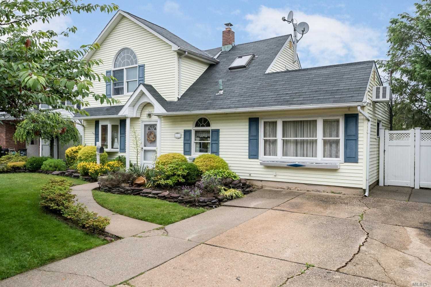 #1 photo, 31 Glade Lane, Levittown , Ny 11756