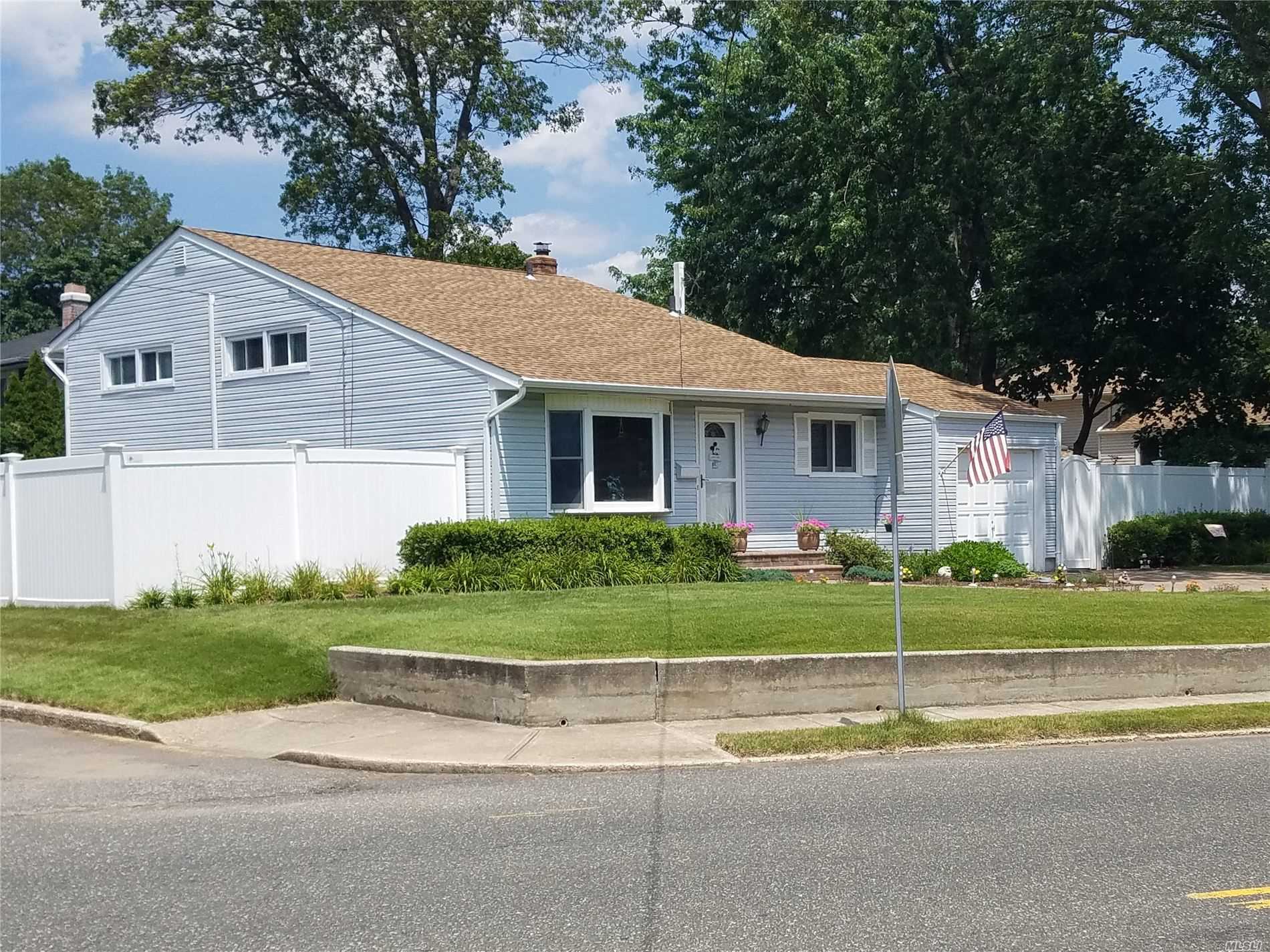 #1 photo, 189 Woods Road, 东长岛 North Babylon , NY 11703