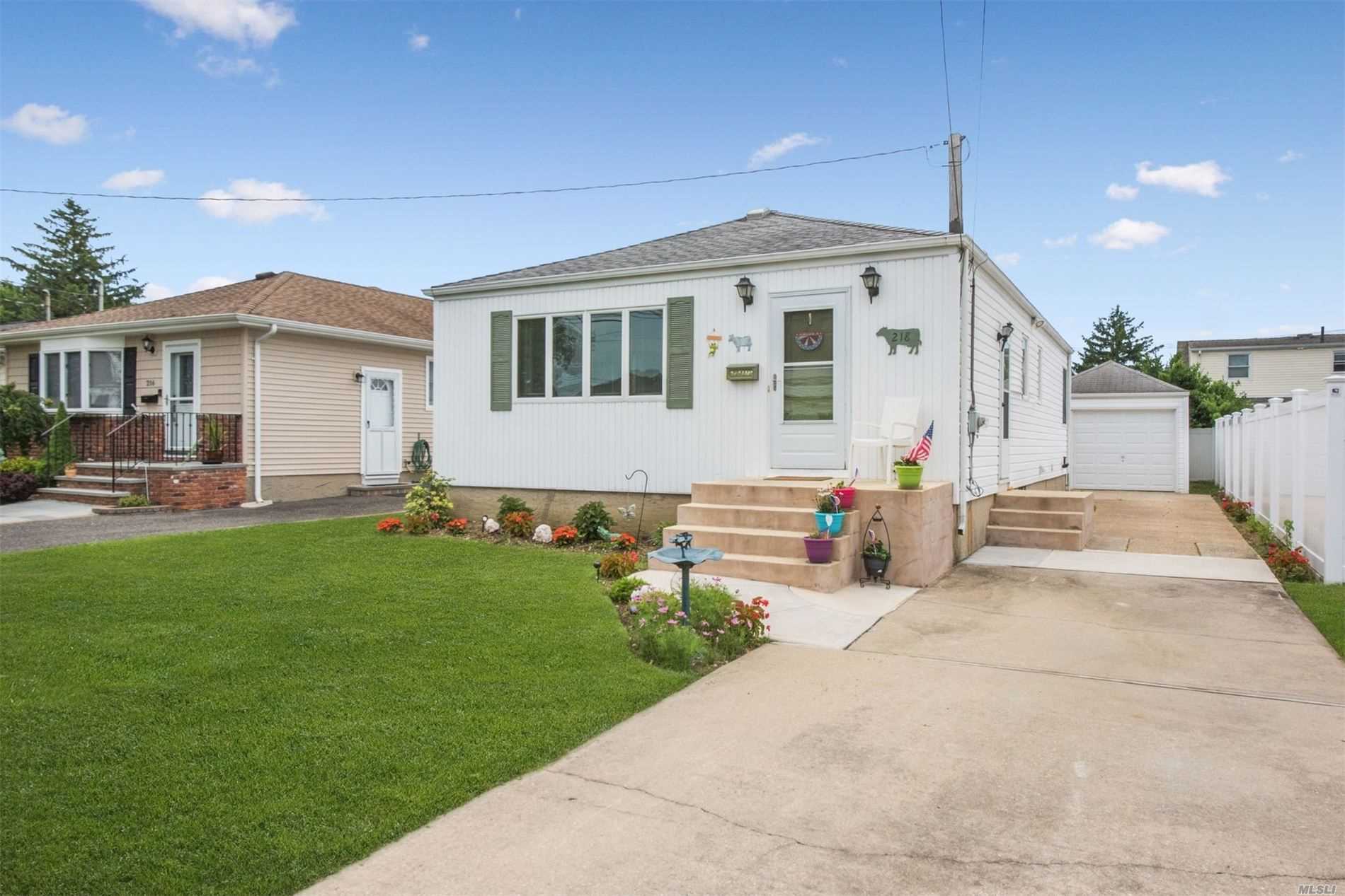 #1 photo, 218 N Utica Avenue, ناسو Massapequa , NY 11758