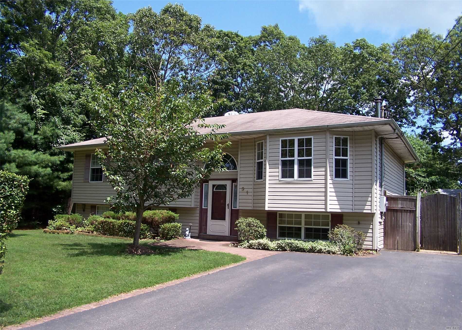 #1 photo, 31 Bonny Drive, سوفولك Mastic , NY 11950