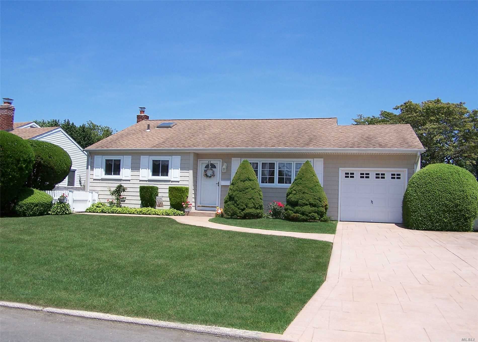 #1 photo, 823 Clinton Avenue, Lindenhurst , NY 11757