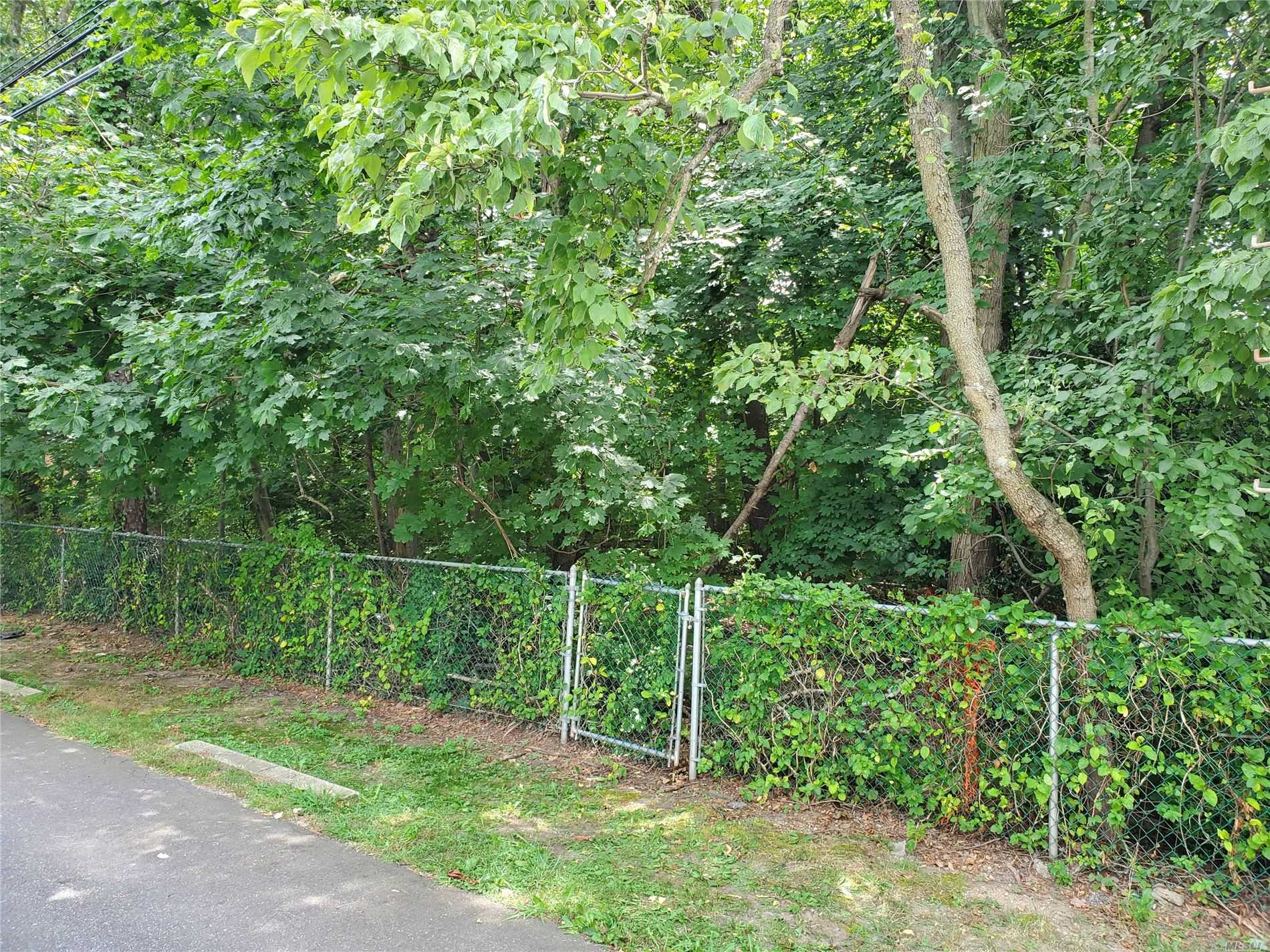 #1 photo, 186-188 Manhattan Avenue, サフォーク郡 West Babylon , NY 11704