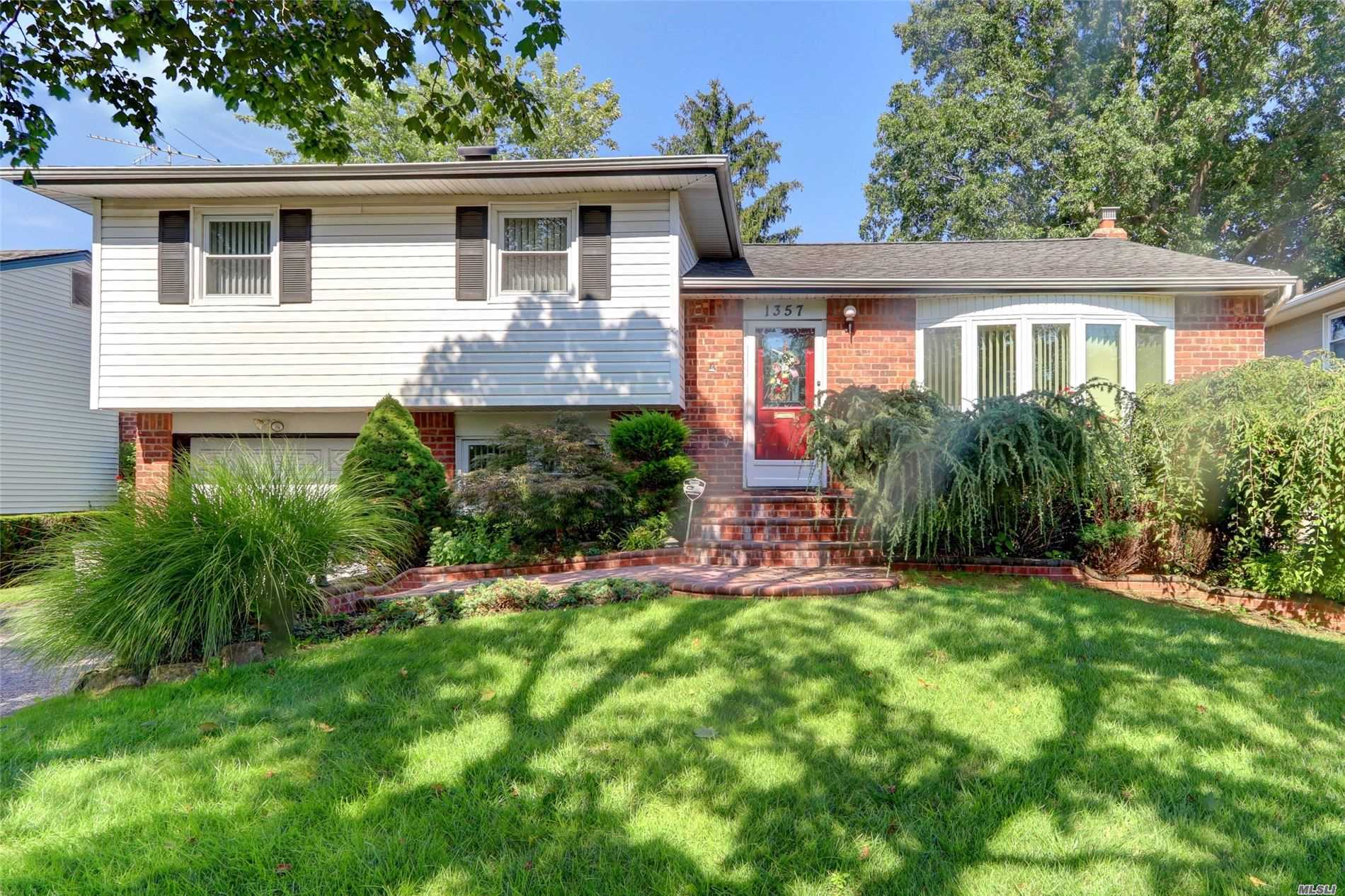 #1 photo, 1357 Holiday Park Drive, 長島 Wantagh , NY 11793