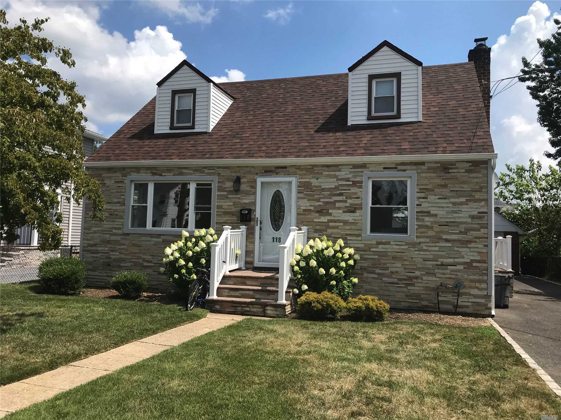 #1 photo, 118 Manhattan Avenue, Westbury , NY 11590