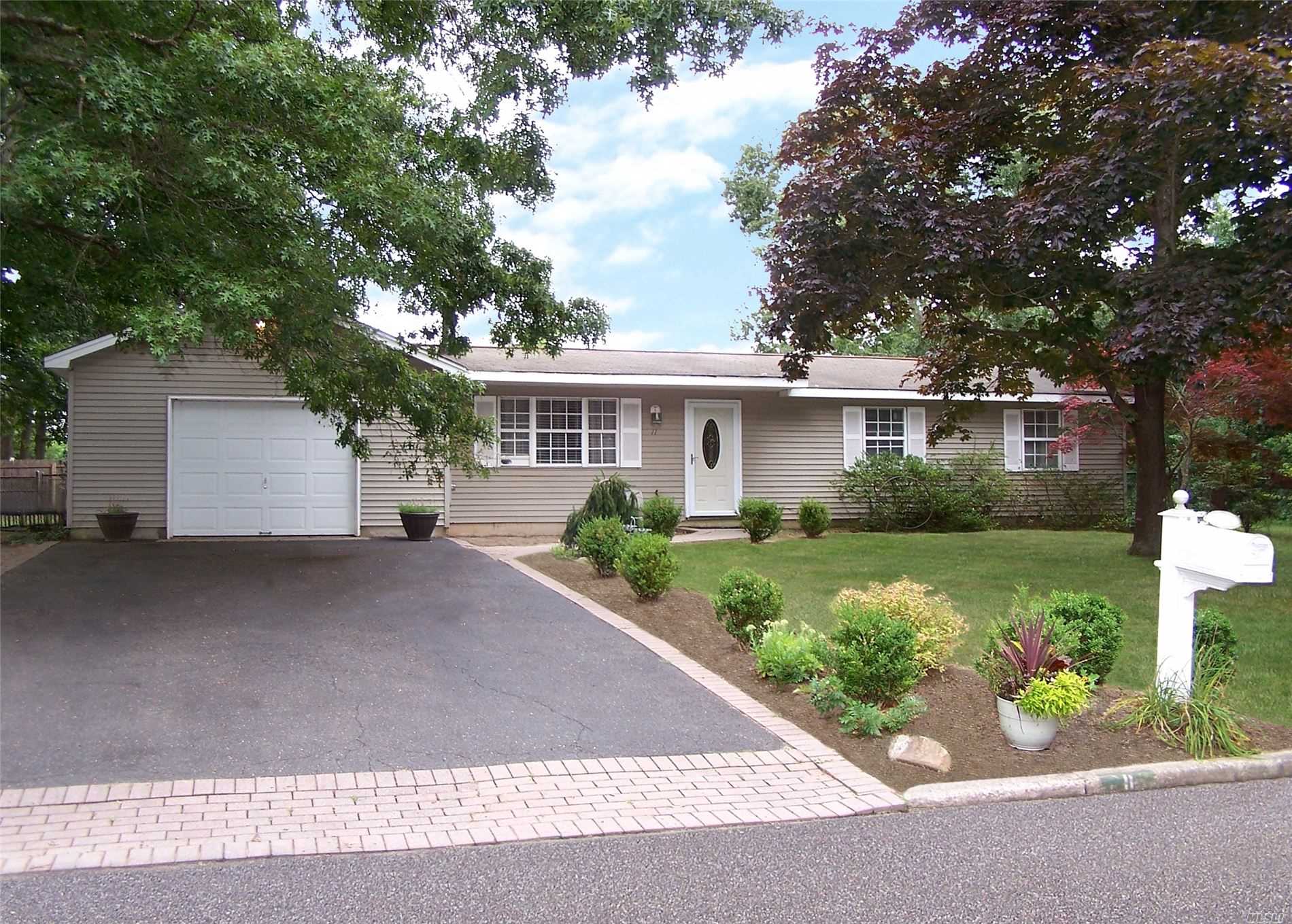 #1 photo, 11 Forest Avenue, سوفولك Brookhaven , NY 11719