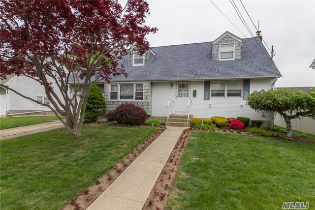 #1 photo, 103 Lambert Avenue, नासाउ काउंटी Farmingdale , NY 11735