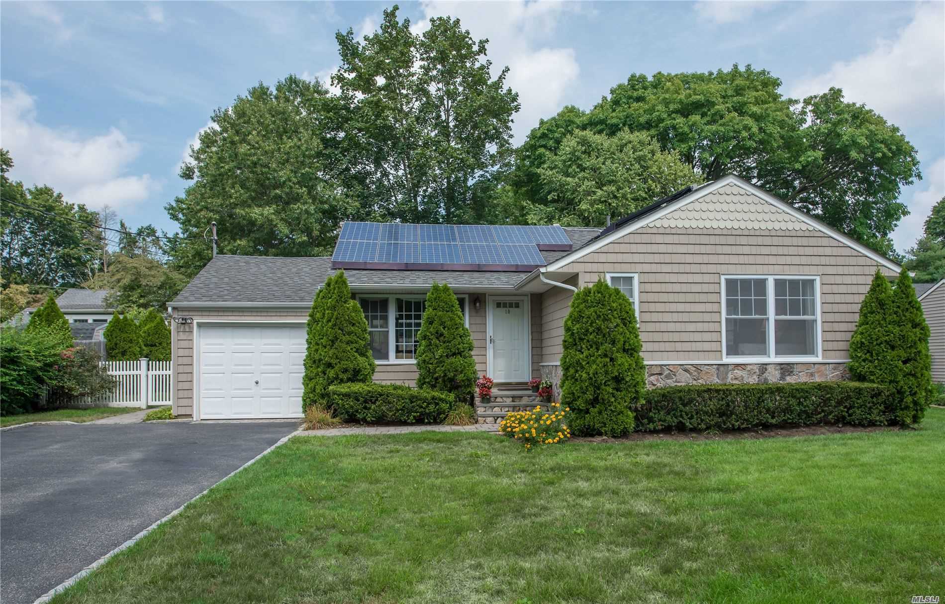 #1 photo, 10 Galway Place, Huntington , NY 11743