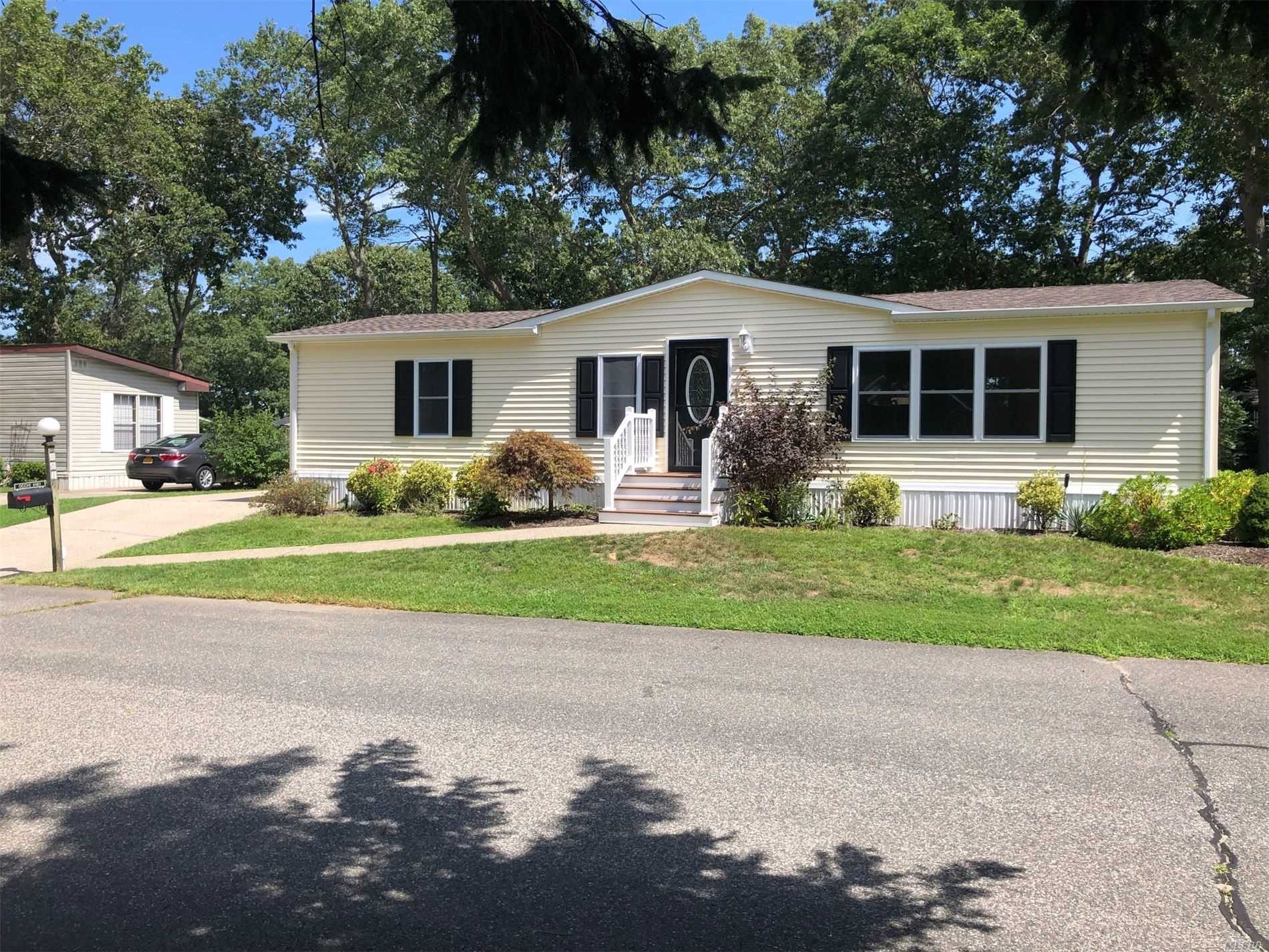 #1 photo, 1661-461 Old Country Road, Riverhead , NY 11901