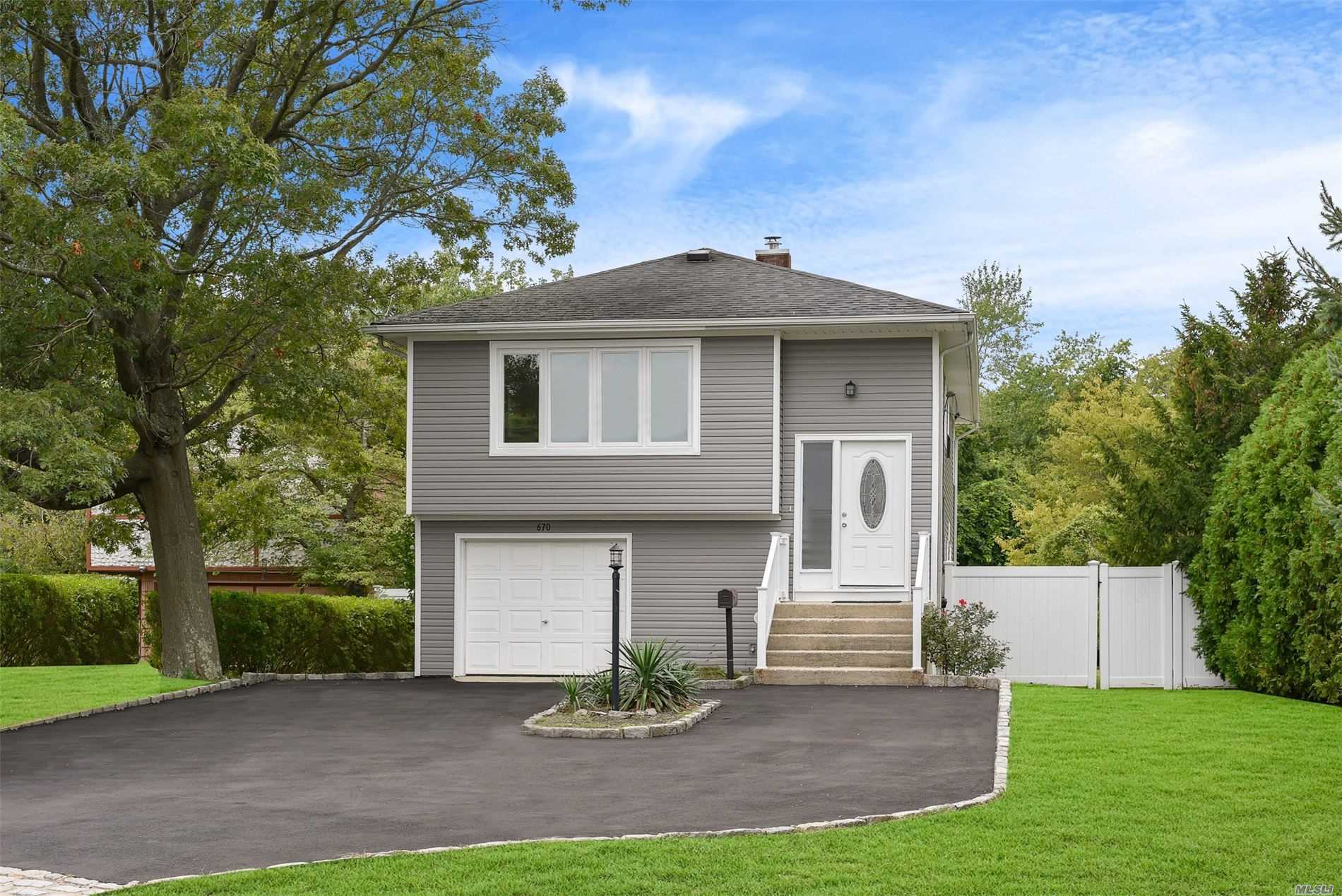 #1 photo, 670 Higbie Lane, سوفولك West Islip , NY 11795