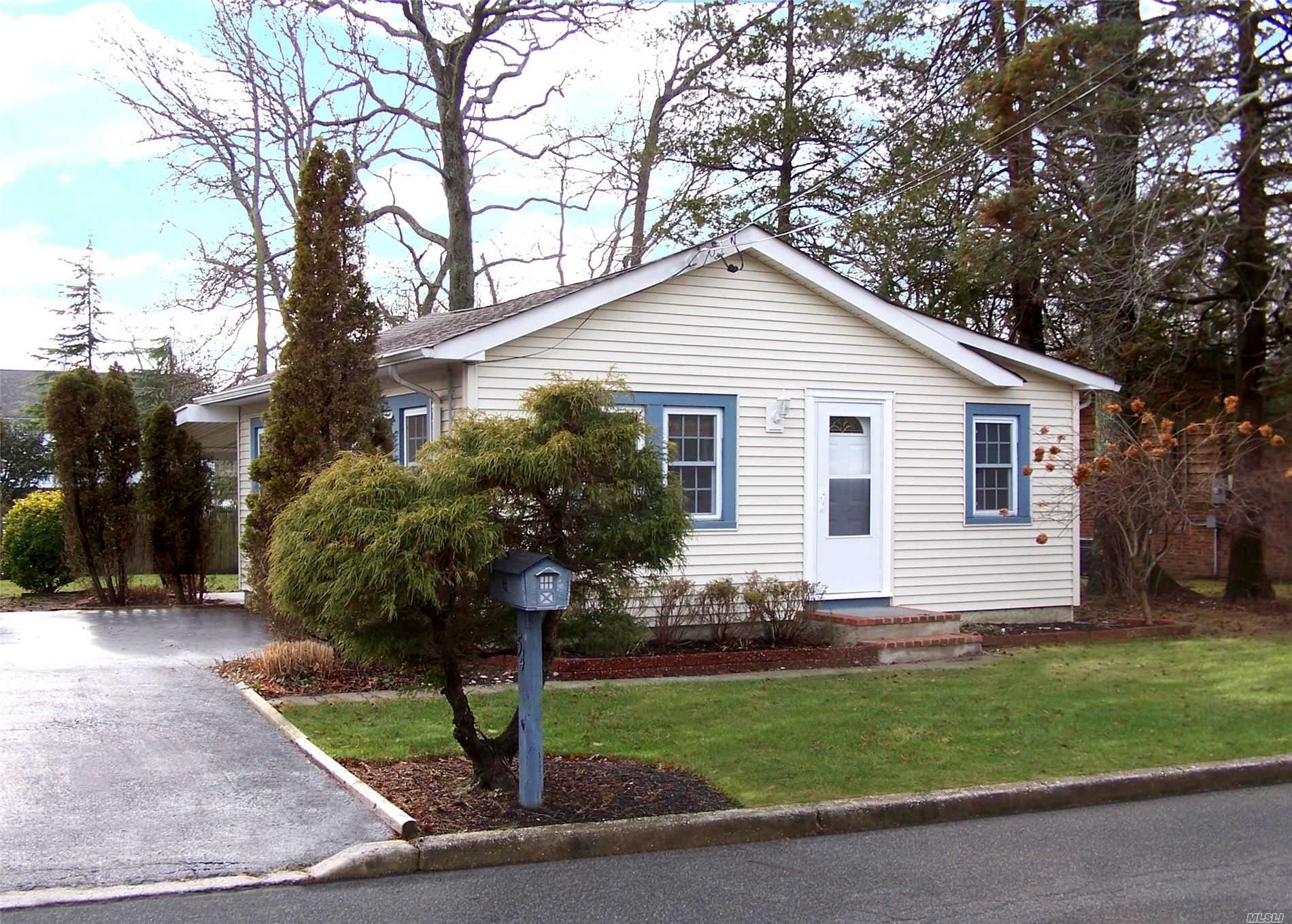#1 photo, 54 Helen Avenue, Smithtown , NY 11787