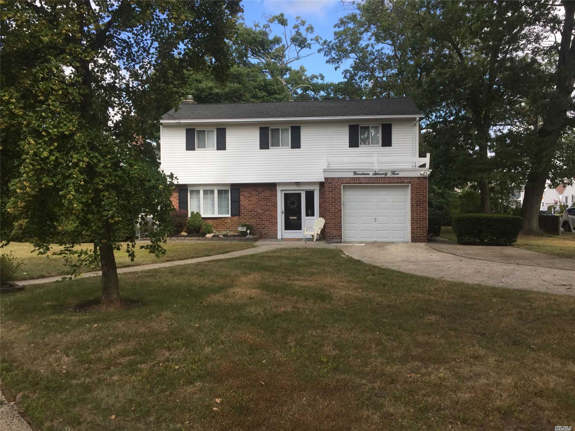 #1 photo, 1975 Seaford Avenue, Wantagh , NY 11793