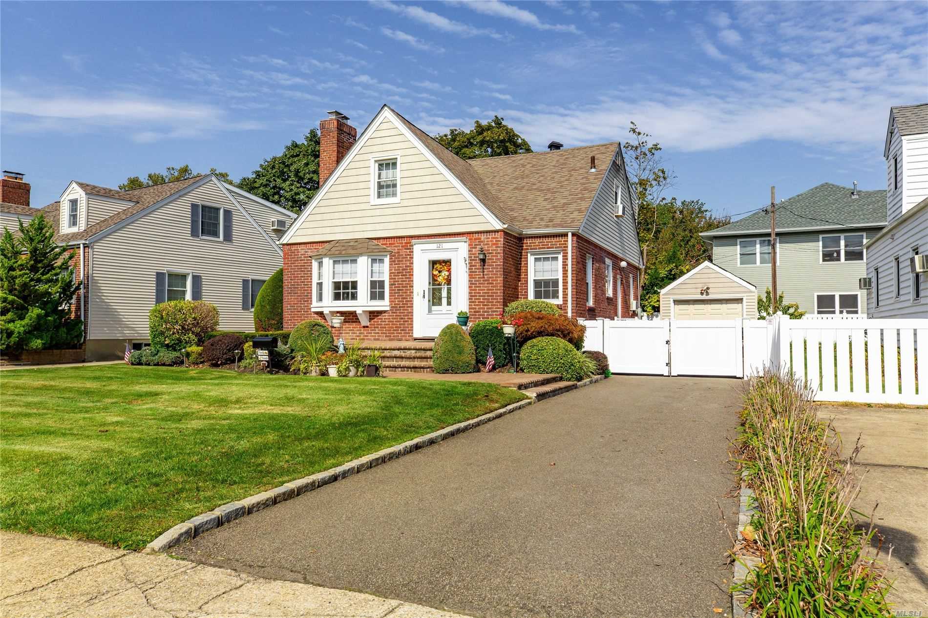 #1 photo, 121 Henry Road, ナッソー郡 Merrick , NY 11566