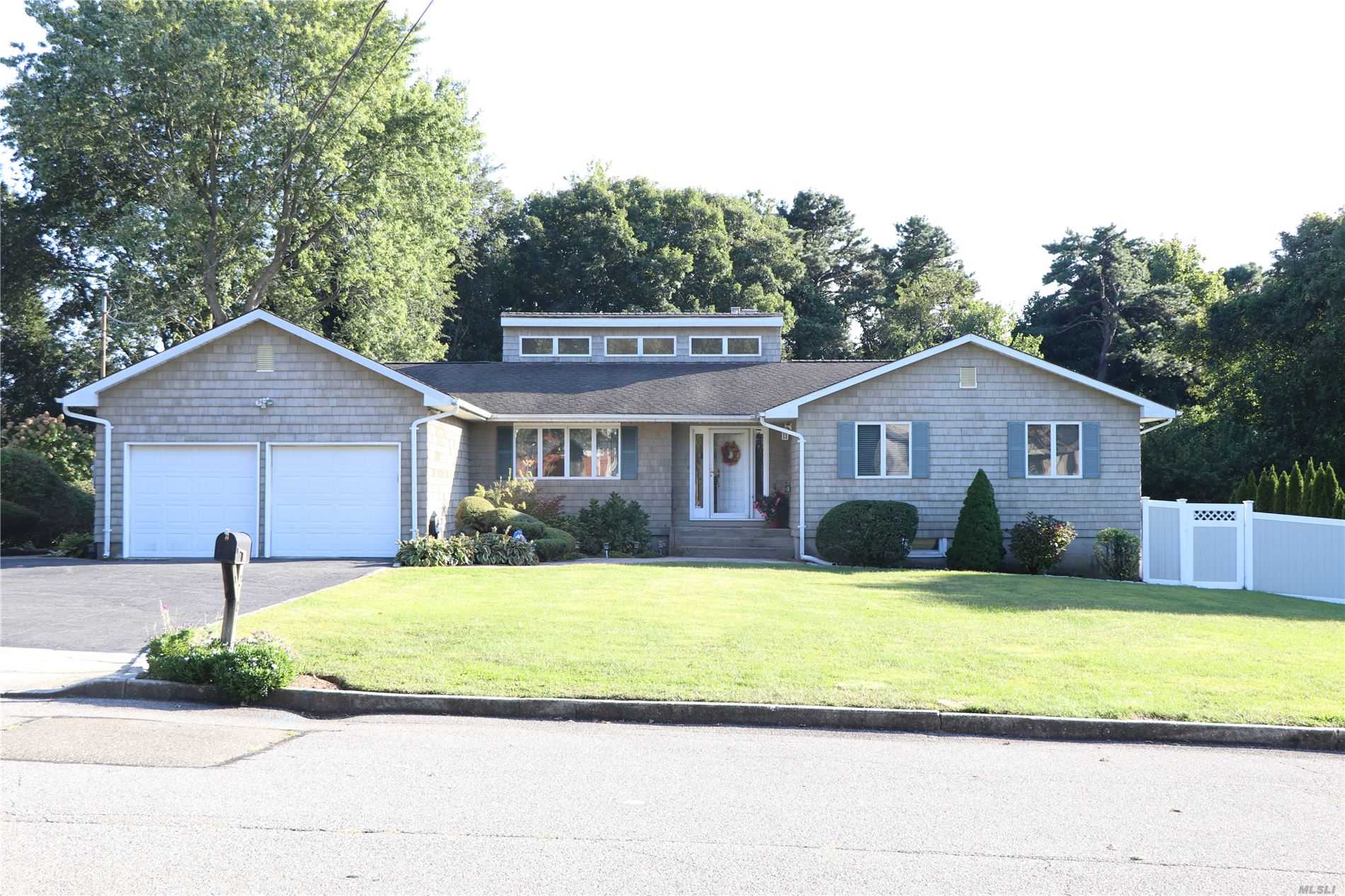 #1 photo, 20 Grossman Street, Melville , NY 11747