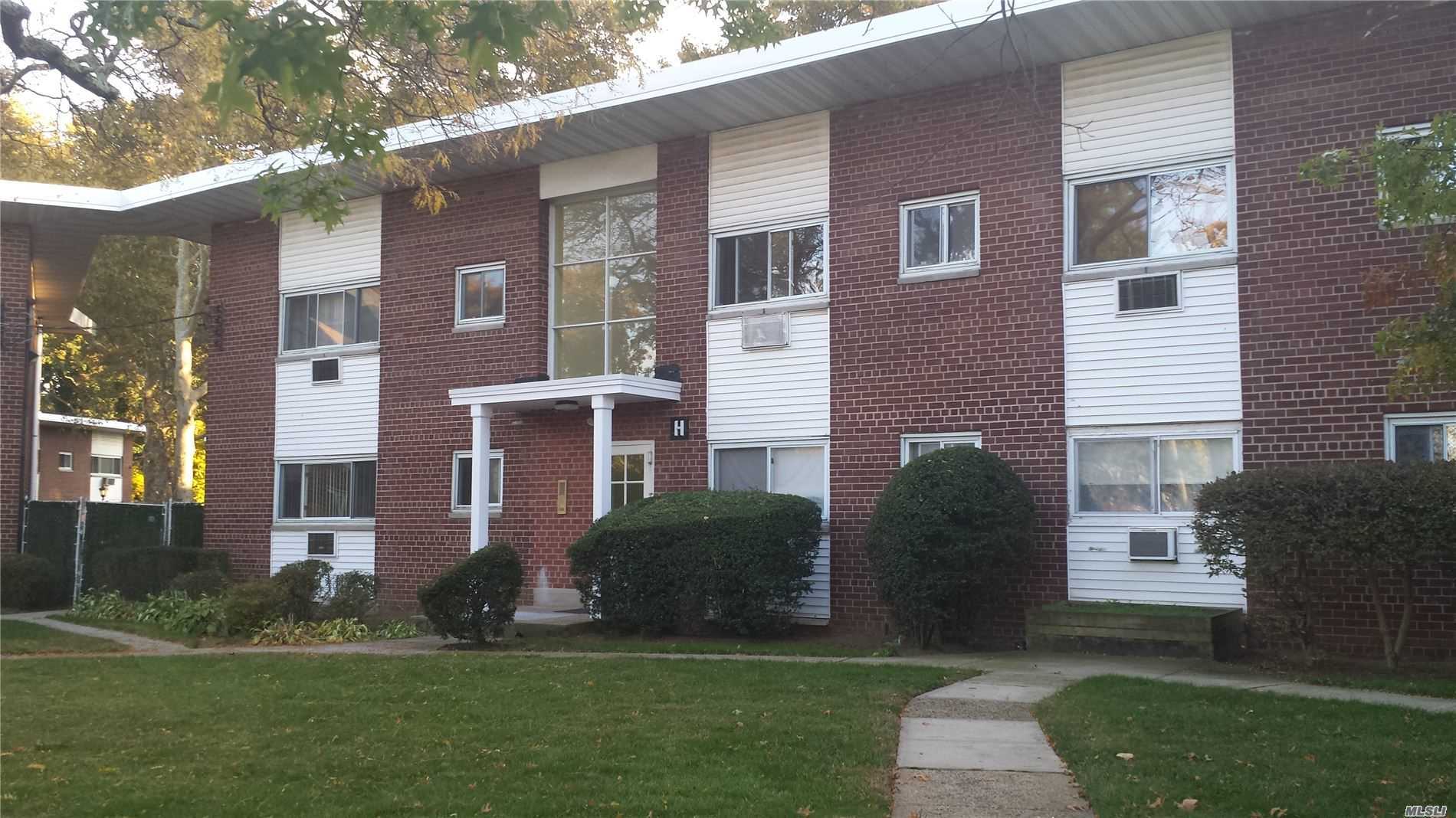 #1 photo, 125 Hempstead Garden Drive, ناسو West Hempstead , NY 11552