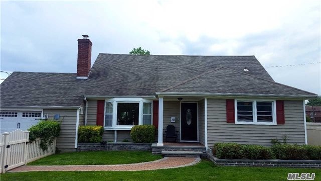 #1 photo, 111 Linton Avenue, سوفولك Lindenhurst , NY 11757