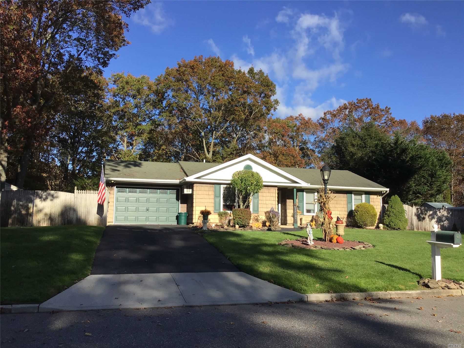#1 photo, 5 Bristol Downs Street, سوفولك Coram , NY 11727
