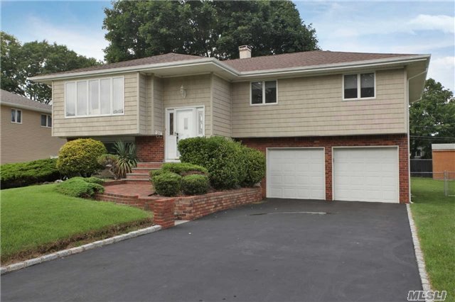 #1 photo, 11 Farmstead Road, 東長島 康马克 Commack , NY 11725