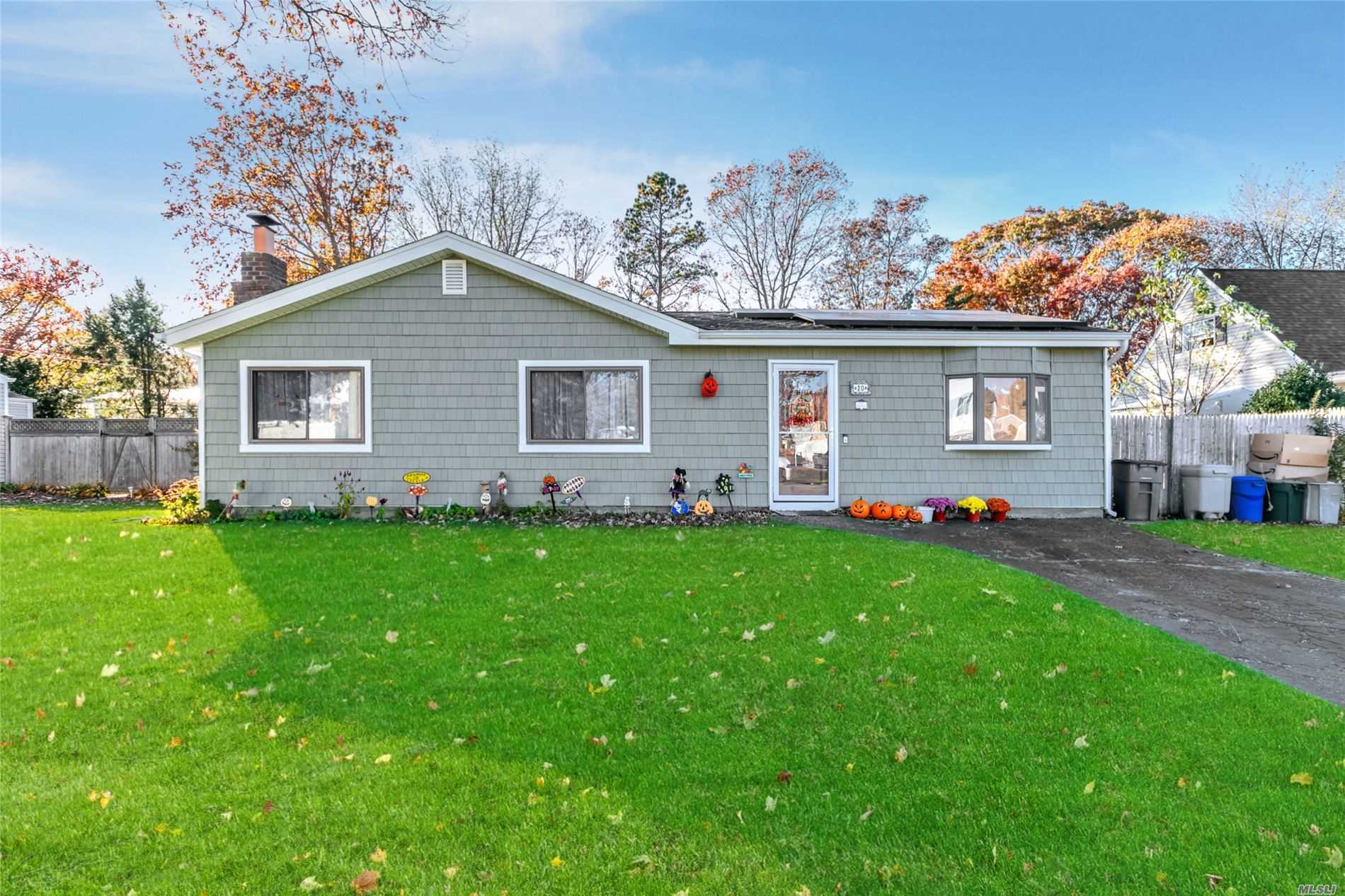 #1 photo, 20 Plaza Lane, Selden , NY 11784