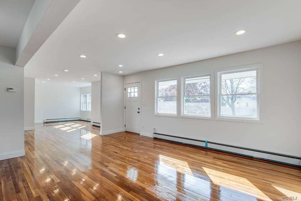 #1 photo, 82 Udalia Court, מחוז סאפוק West Islip , NY 11795