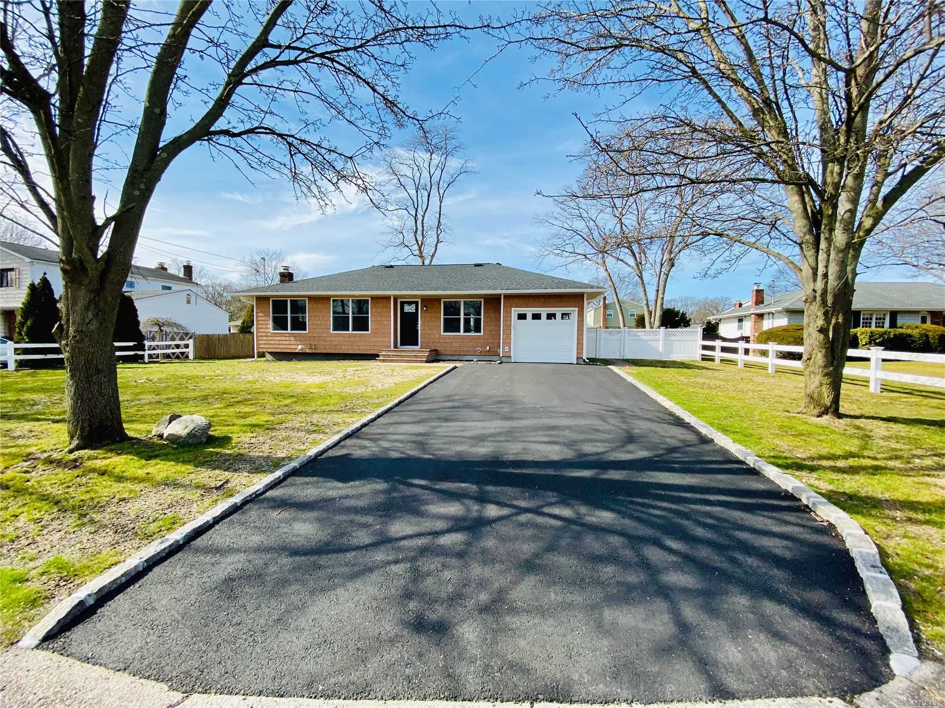 #1 photo, 8 Edwil Court, サフォーク郡 Holbrook , NY 11741