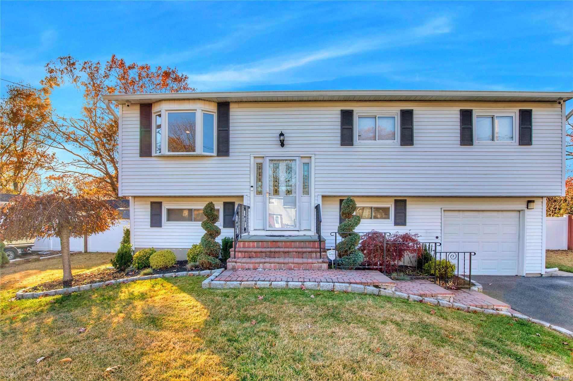 #1 photo, 22 Fiesta Drive, 东长岛 Centereach , NY 11720