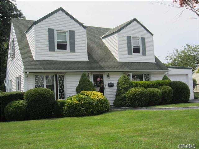 #1 photo, 351 Ivy Avenue, Нассау ‖ Westbury , NY 11590