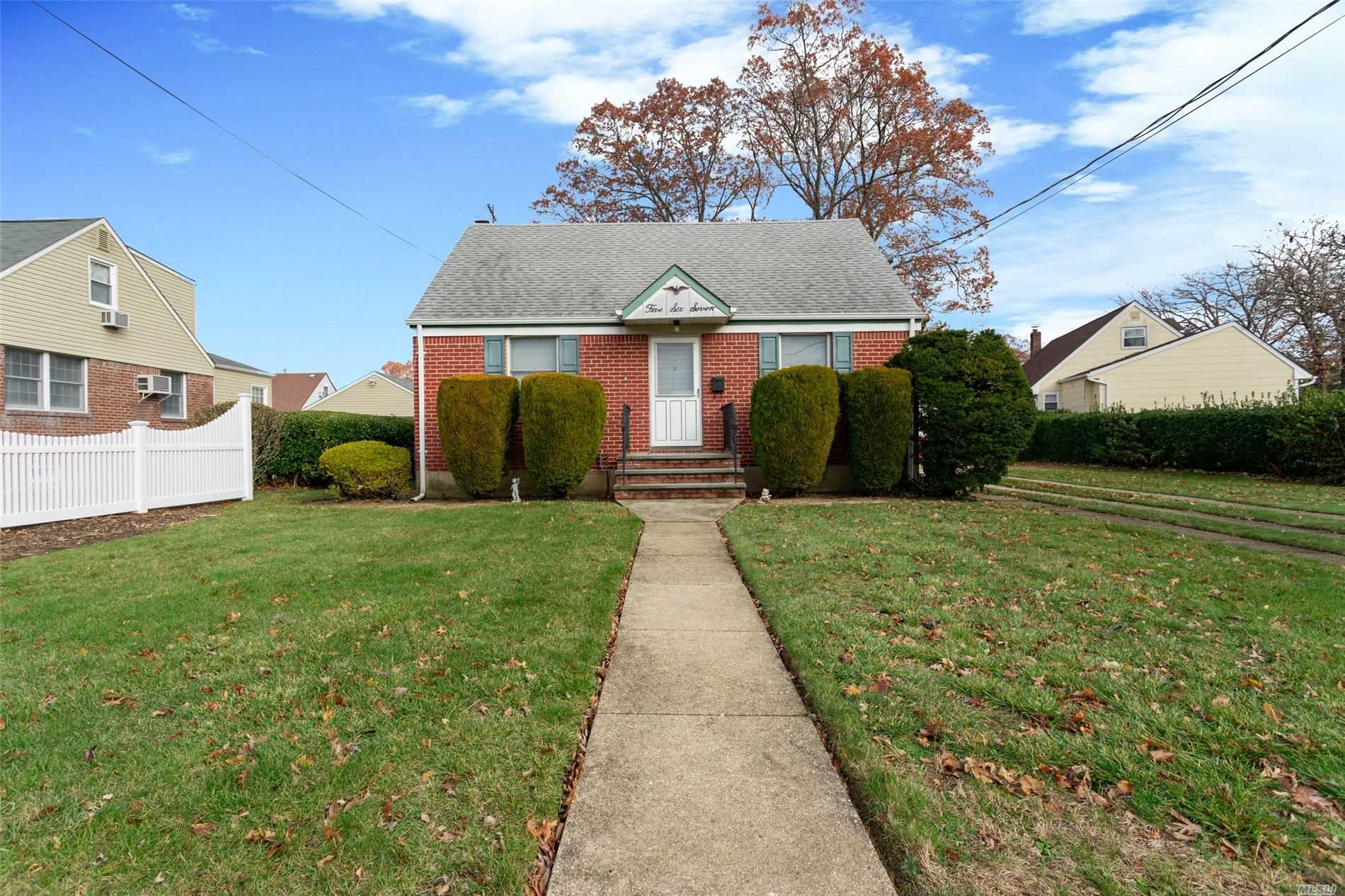 #1 photo, 567 Benito Street, ナッソー郡 East Meadow , NY 11554