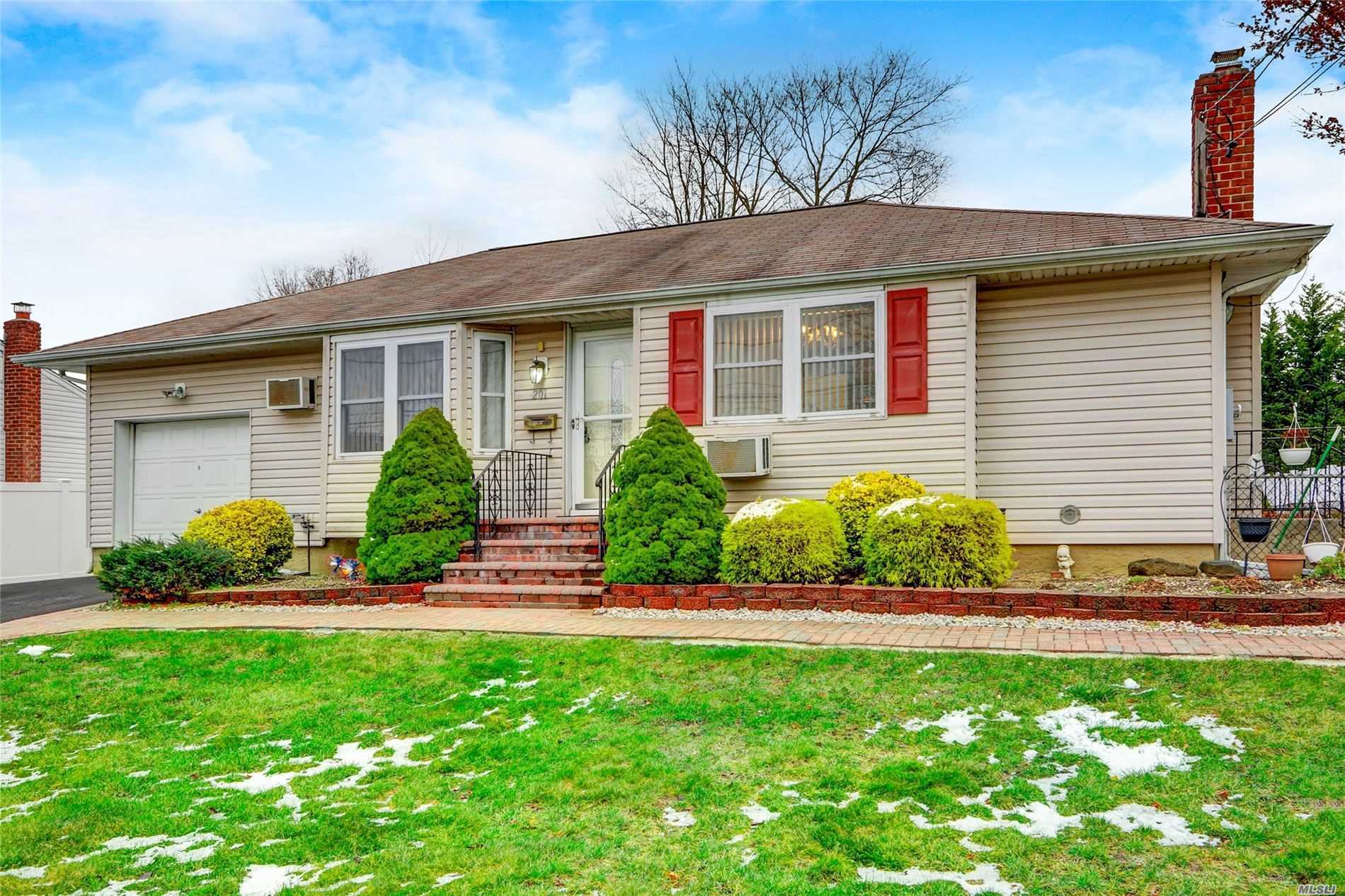 #1 photo, 201 Villa Avenue, 東長島 鹿园 Deer Park , NY 11729