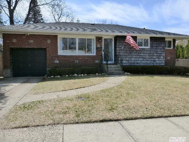 #1 photo, 2 Emily Court, سوفولك Greenlawn , NY 11740