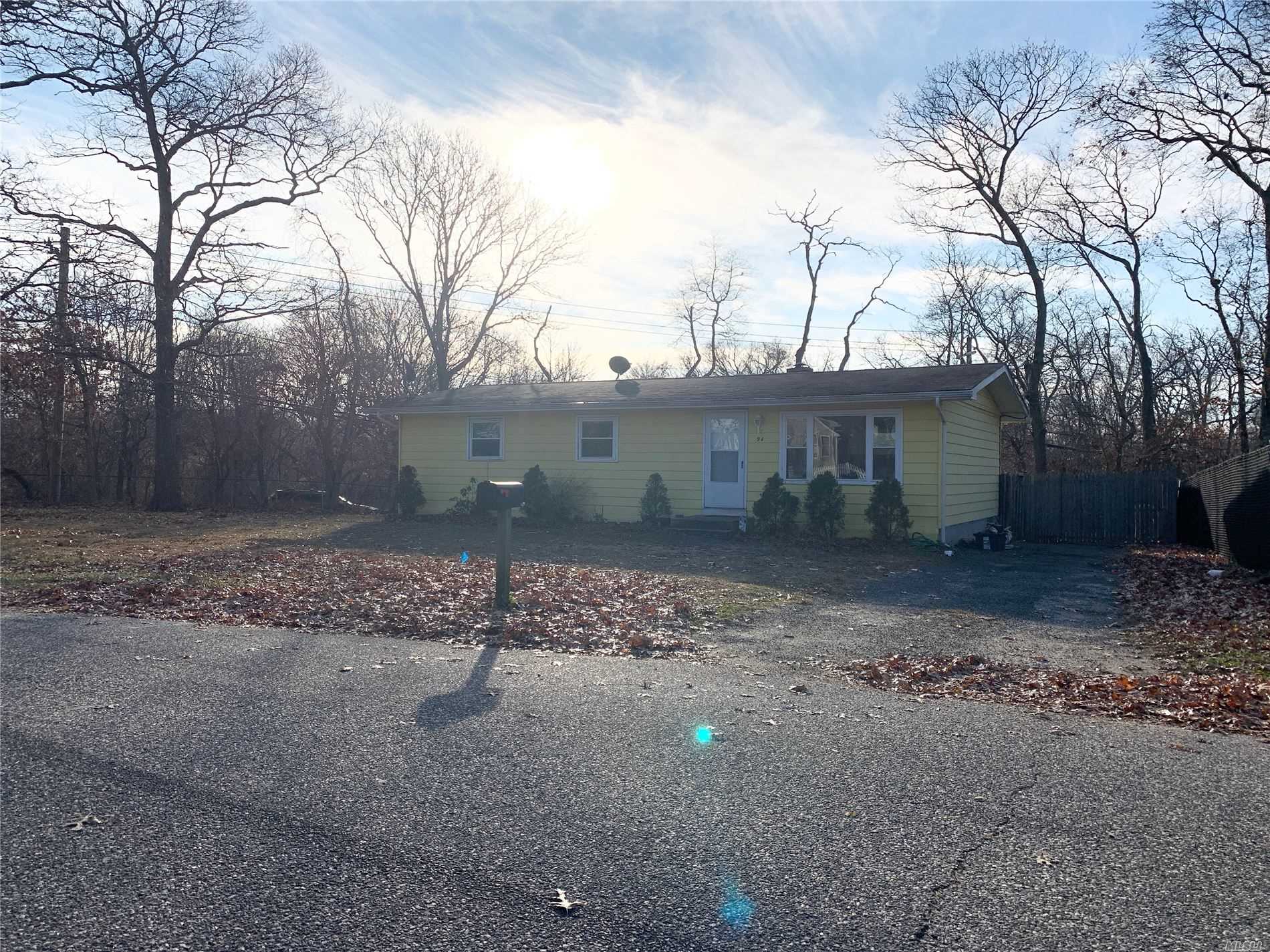 #1 photo, 94 Carlton Avenue, מחוז סאפוק Mastic , NY 11950