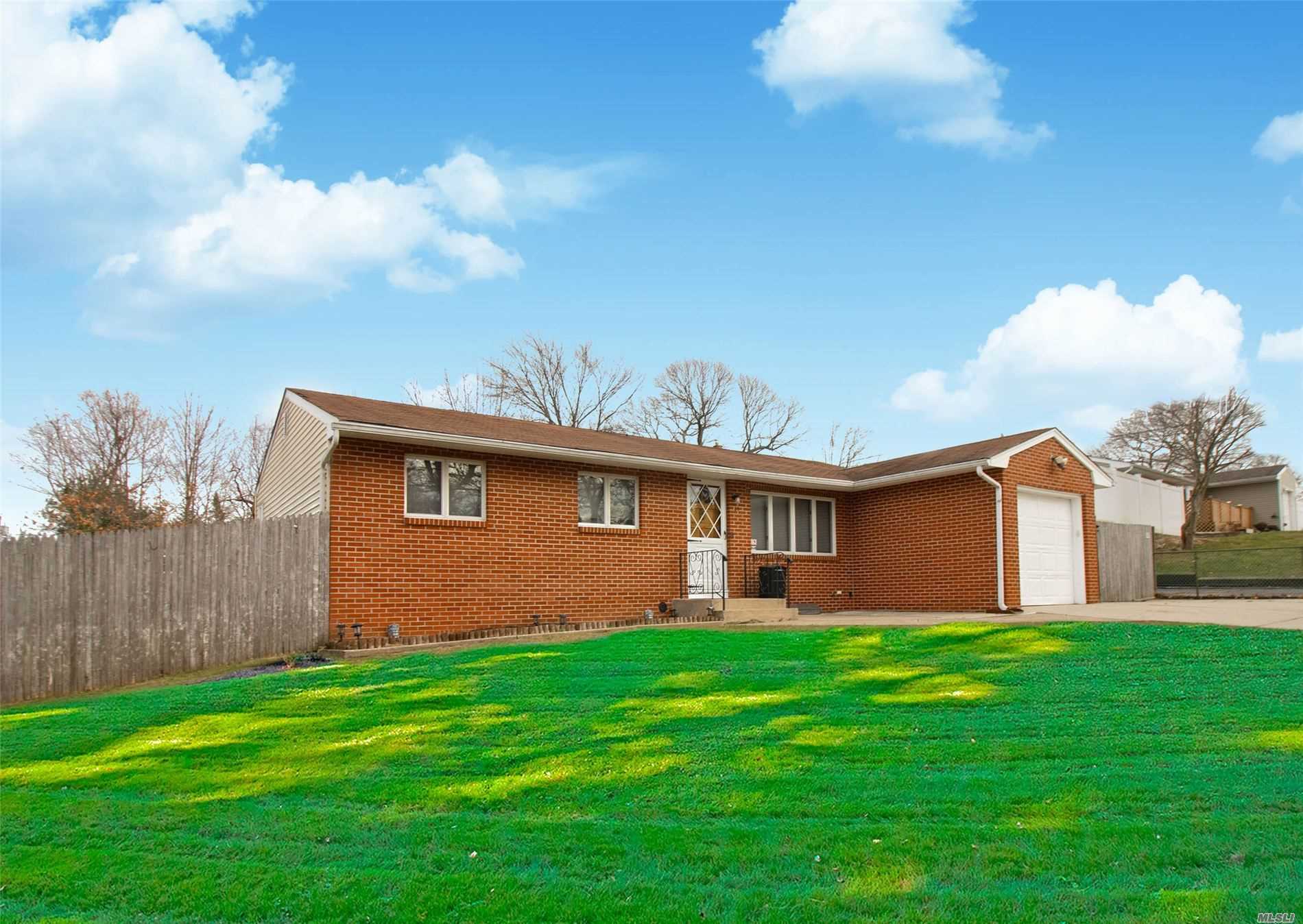 #1 photo, 41 Blue Point Road, سوفولك Selden , NY 11784