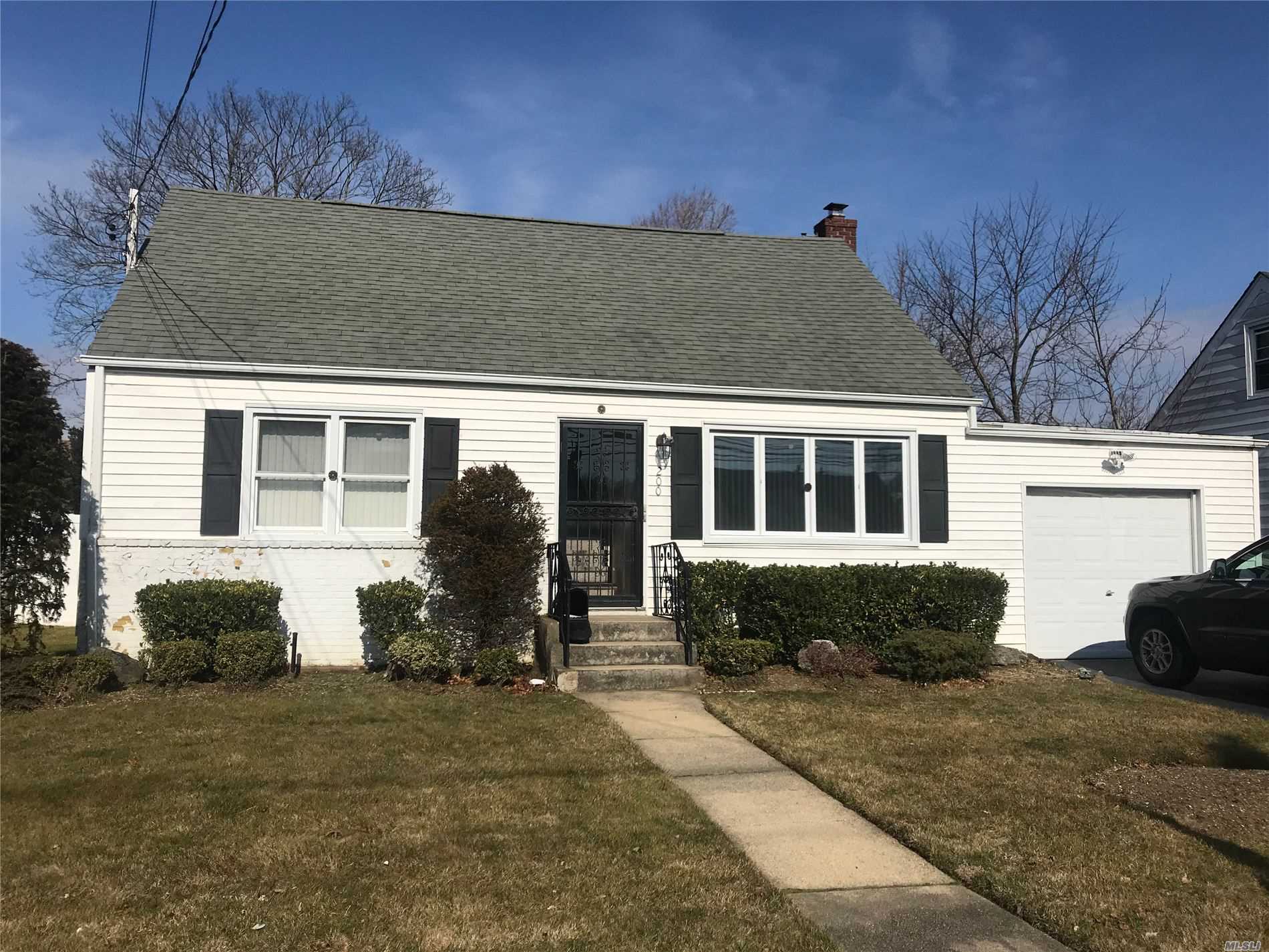 #1 photo, 200 Oak Street, サフォーク郡 Amityville , NY 11701