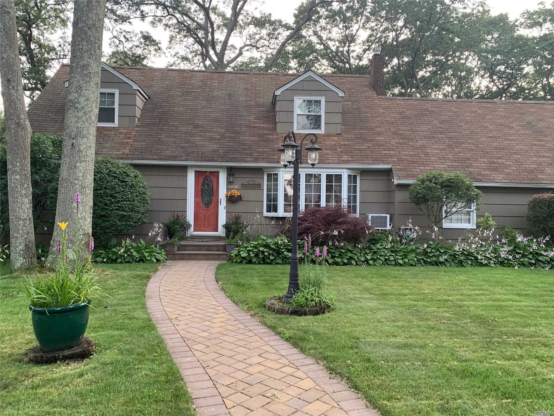 #1 photo, 188 Phyllis Drive, מחוז סאפוק Patchogue , NY 11772