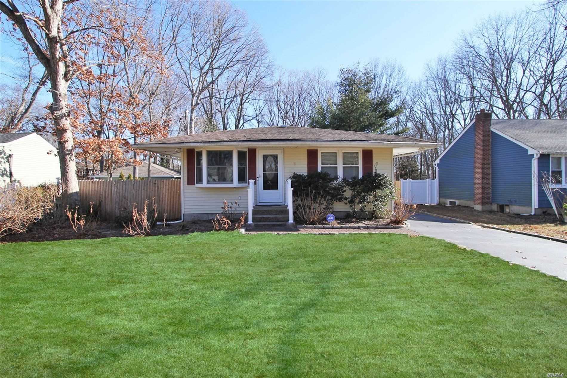 #1 photo, 5 Sheppard Lane, سوفولك Smithtown , NY 11787